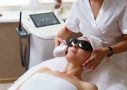 mujer haciendose un tratamiento de fotorejuvenecimiento facial con luz pulsada en Solmax Santander